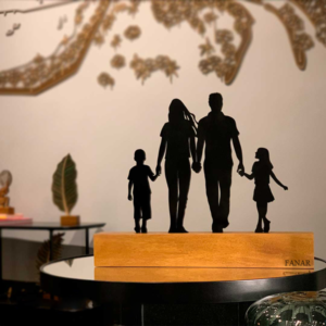 درع مجسم لعائلة مكونة من زوجين وطفلين - تصميم يعبر عن الترابط الأسري