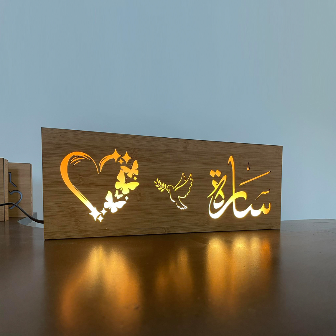 أباجورة خشب مخصصة بالأسماء – إضاءة LED فاخرة وهدية أنيقة من فنار شوب - الصورة 4